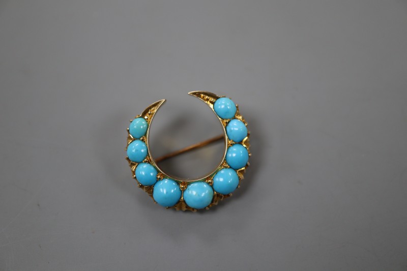 A Victorian style yellow metal and graduated turquoise set crescent brooch, 24mm, gross 5.3 grams.